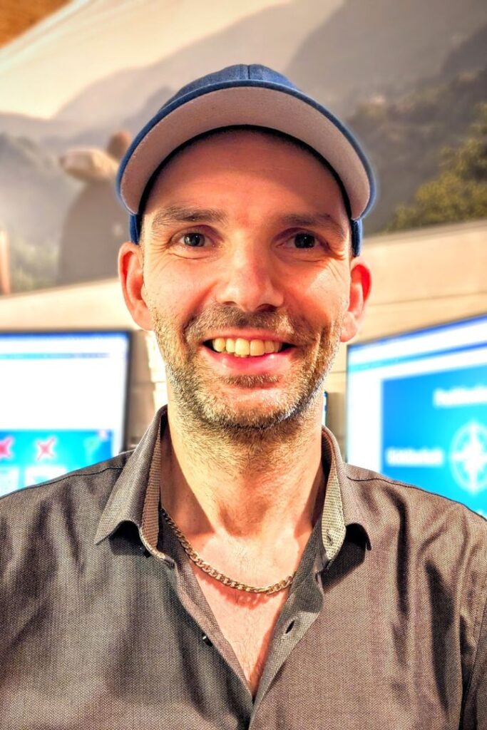 Robert Welti lächelt freundlich in die Kamera und steht für ein wertebasiertes Praxismarketing.