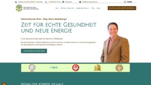 Screenshot der Startseite der Naturpraxis Wien von Mag. Marco Beitelberger mit der dunkelgrünen Überschrift Zeit für echte Gesundheit und neue Energie, rechts einem Portrait des lächelnden Therapeuten im braunen Sakko und darunter einer Leiste mit fünf Qualitätssiegeln.