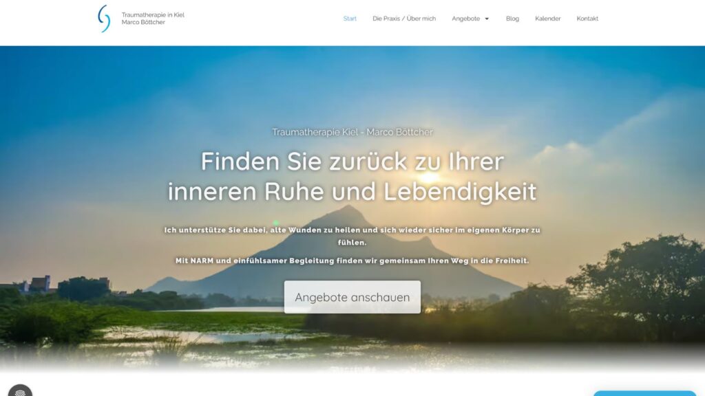 Screenshot der Praxiswebseite für Traumatherapie in Kiel von Marco Böttcher mit einem großen Landschaftsbild eines Berges am Wasser bei Sonnenaufgang und der weißen Überschrift Finden Sie zurück zu Ihrer inneren Ruhe und Lebendigkeit.