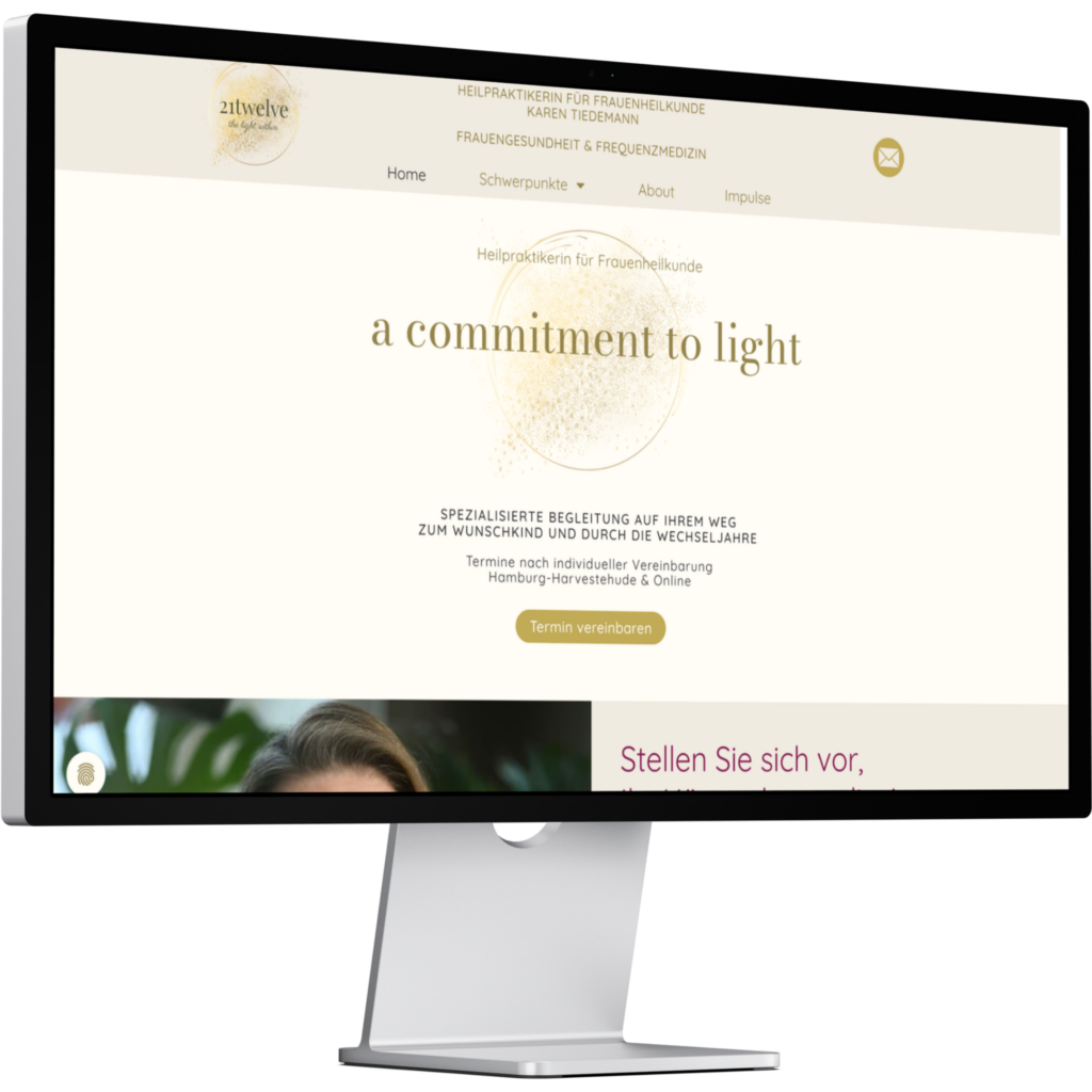 Freigestellter Computermonitor mit der Ansicht einer hell und goldfarben gestalteten Heilpraktiker Website für Frauenheilkunde von Karen Tiedemann mit dem Spruch a commitment to light und einem Button zur Terminvereinbarung.
